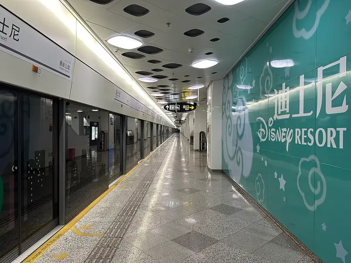 Disney Resort station platform, Metro Line 11